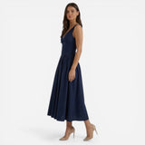Robe midi femme élégante à décolleté en V, bretelles et jupe évasée
