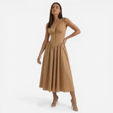 Robe midi femme élégante à décolleté en V, bretelles et jupe évasée