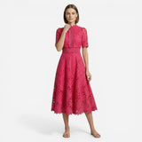Robe midi en dentelle avec col montant pour cérémonies élégantes