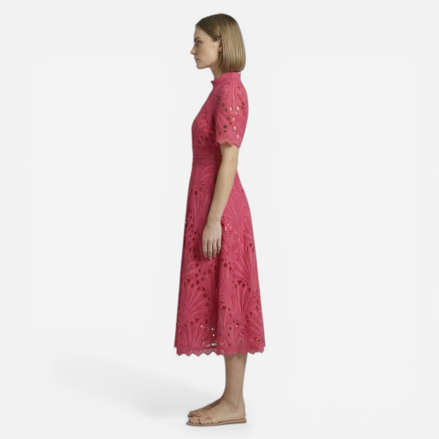 Robe midi en dentelle avec col montant pour cérémonies élégantes