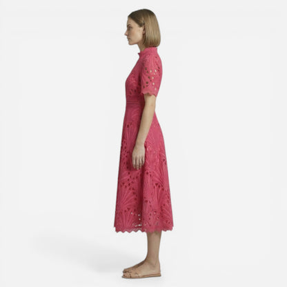 Robe midi en dentelle avec col montant pour cérémonies élégantes