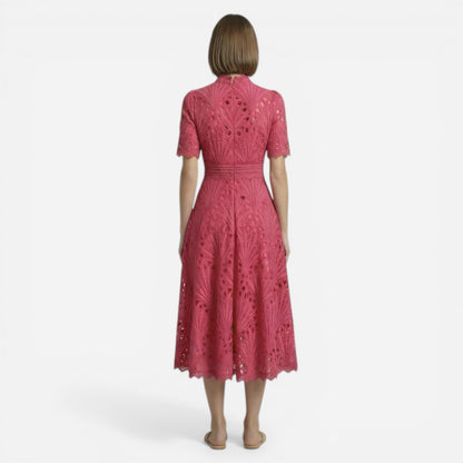 Robe midi en dentelle avec col montant pour cérémonies élégantes