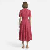 Robe midi en dentelle avec col montant pour cérémonies élégantes