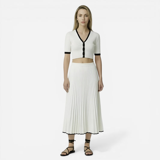 Ensemble femme : haut élégant et jupe plissée, tenue estivale chic