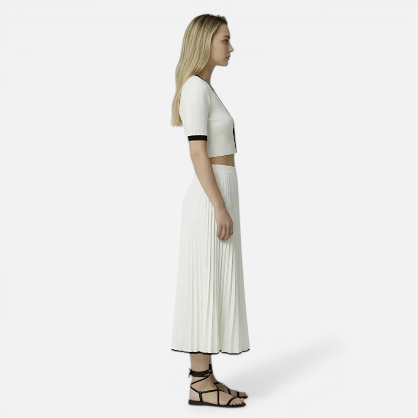 Ensemble femme : haut élégant et jupe plissée, tenue estivale chic