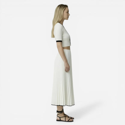 Ensemble femme : haut élégant et jupe plissée, tenue estivale chic