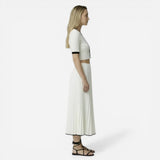 Ensemble femme : haut élégant et jupe plissée, tenue estivale chic