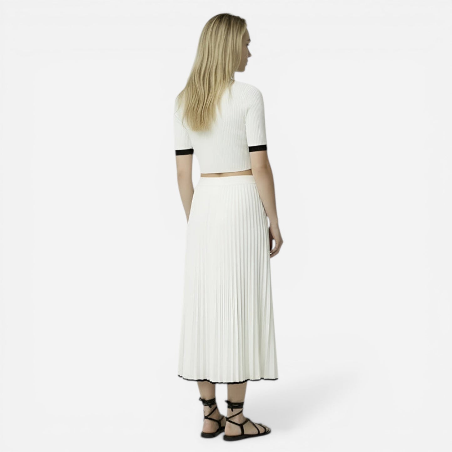 Ensemble femme : haut élégant et jupe plissée, tenue estivale chic