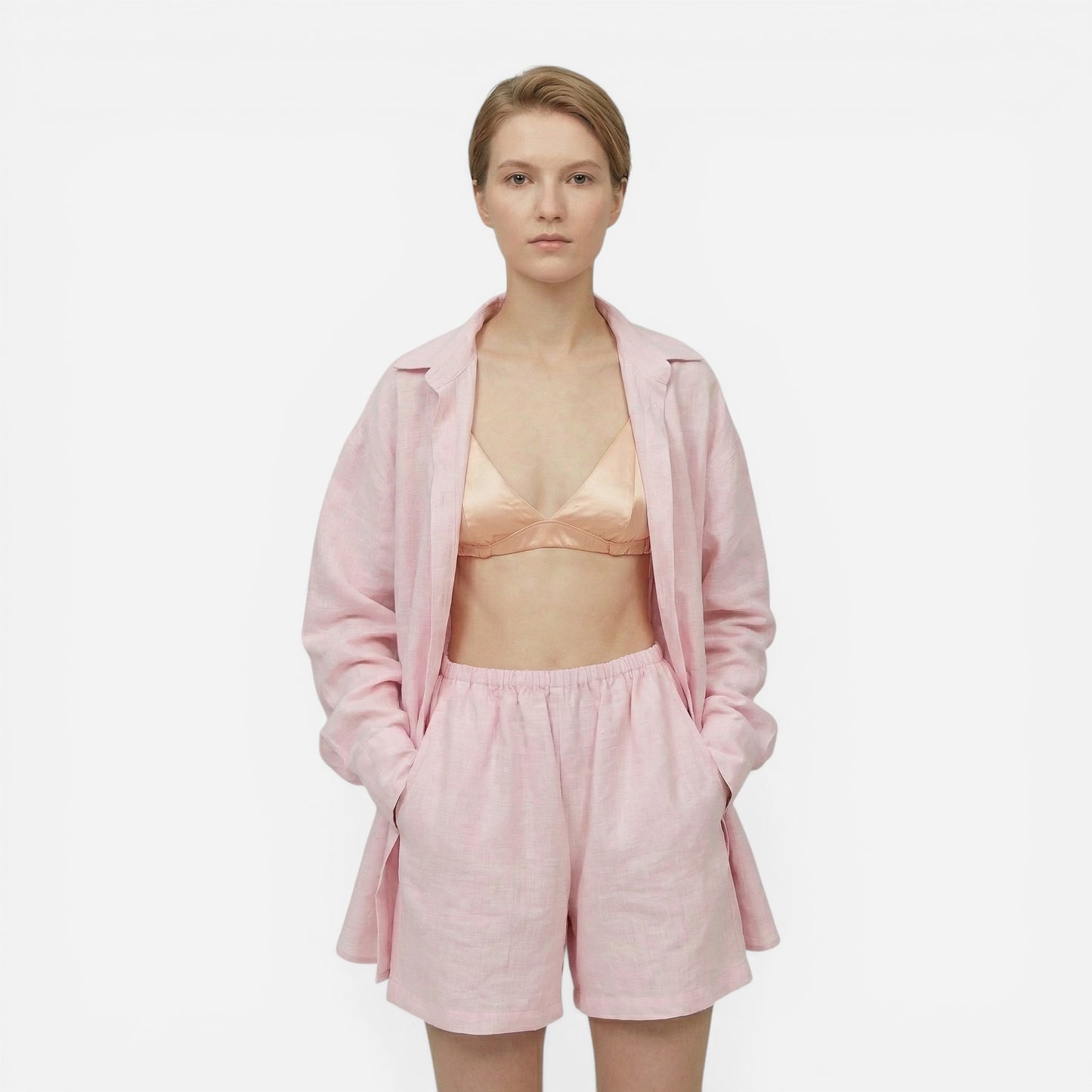 Ensemble chic femme : cardigan et short assortis élégants