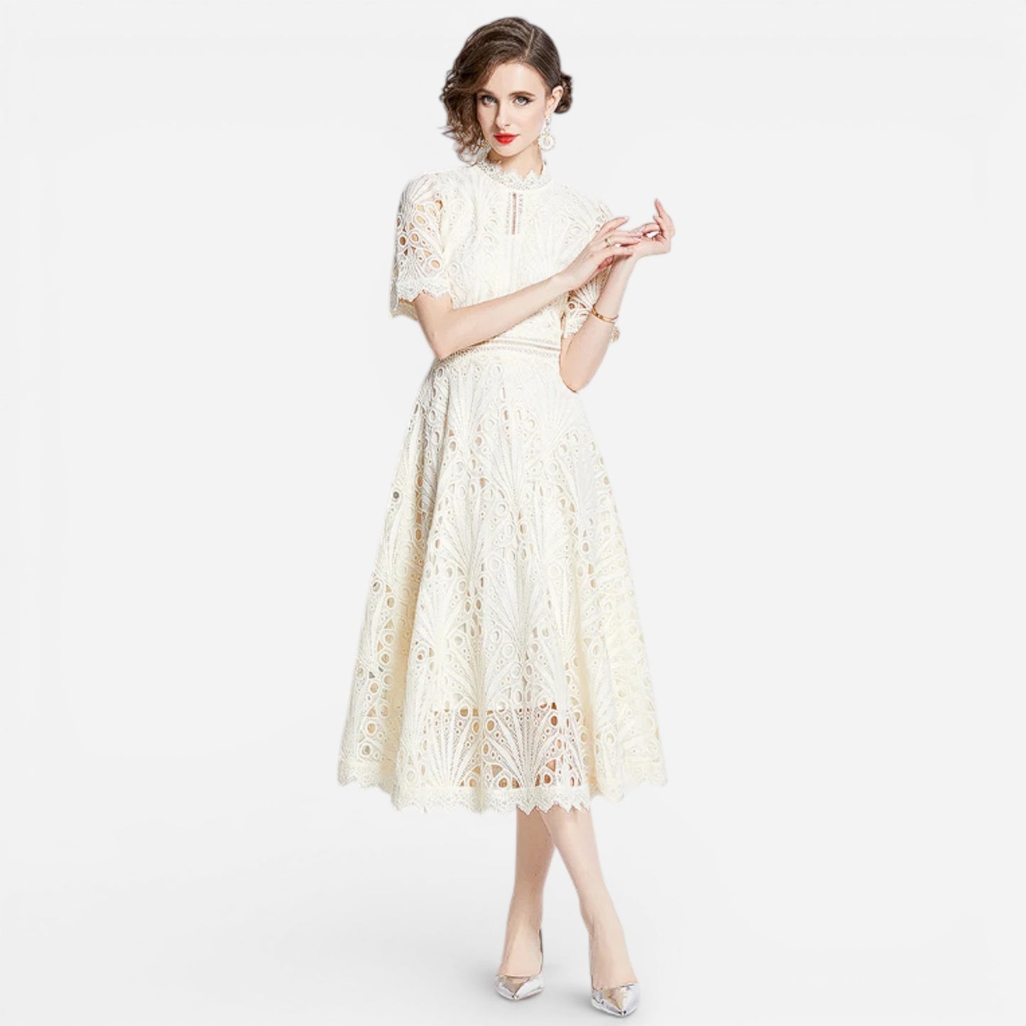 Robe midi en dentelle avec col montant pour cérémonies élégantes
