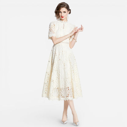 Robe midi en dentelle avec col montant pour cérémonies élégantes