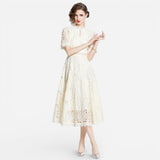 Robe midi en dentelle avec col montant pour cérémonies élégantes