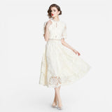 Robe midi en dentelle avec col montant pour cérémonies élégantes